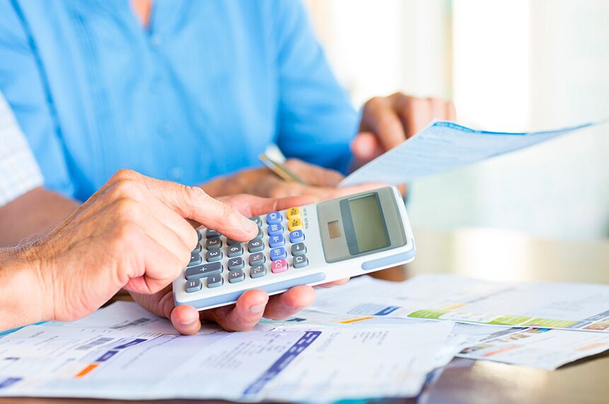 Personnes se servant d'une calculatrice